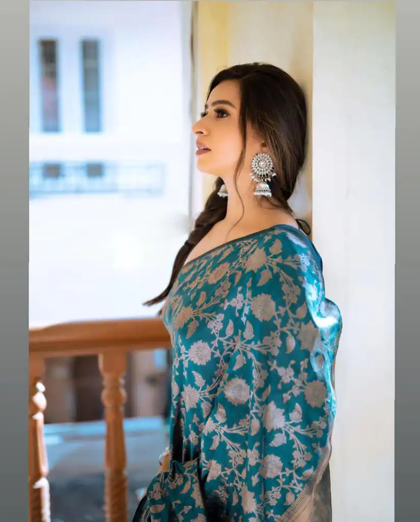 DDH RIYA Peacock Blue Color Soft Lichi Silk Ordinary Design Saree Events Casual, Wedding, Festive, Events Etc. Expected Delivery  4-6 Working Days @1499/- | Bollywood Sarees, Creative Sarees, Designer Sarees, Embroidered Sarees, Ethnic Saree, Modern Digital sarees, Party Wear Sarees, Sarees