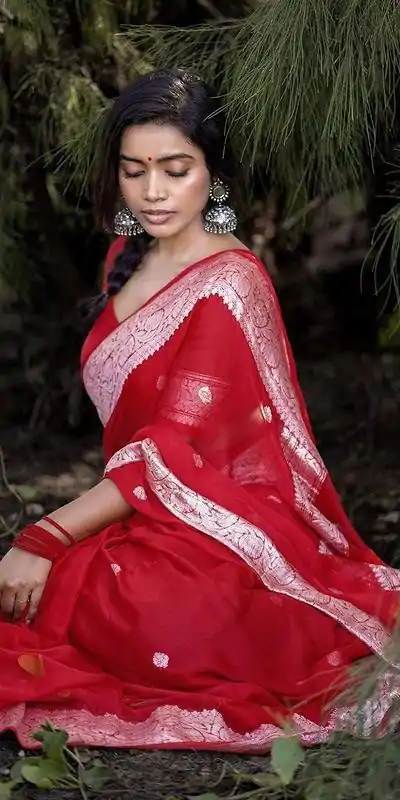 DDF 301 Red Color Soft Lichi Silk Ordinary Design Rich Pallu Saree Casual, Party Wear, Events, Festivals Etc. Expected Delivery 4-6 Working Days 1449/- | Bollywood Sarees, Creative Sarees, Designer Sarees, Embroidered Sarees, Ethnic Saree, Modern Digital sarees, Party Wear Sarees, Sarees
