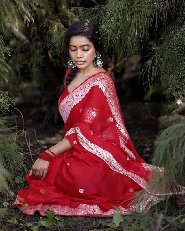 DDF 301 Red Color Soft Lichi Silk Ordinary Design Rich Pallu Saree Casual, Party Wear, Events, Festivals Etc. Expected Delivery 4-6 Working Days 1449/- | Bollywood Sarees, Creative Sarees, Designer Sarees, Embroidered Sarees, Ethnic Saree, Modern Digital sarees, Party Wear Sarees, Sarees