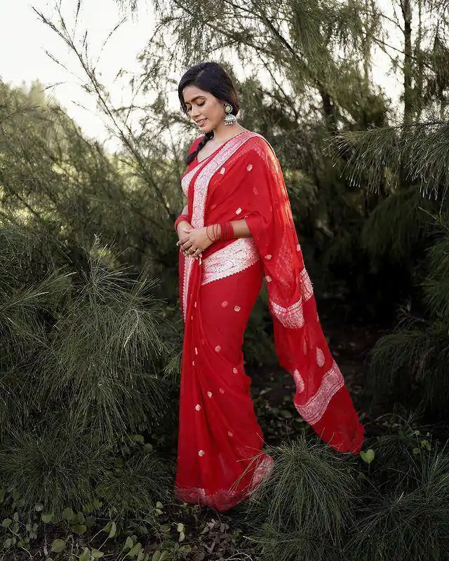 DDF 301 Red Color Soft Lichi Silk Ordinary Design Rich Pallu Saree Casual, Party Wear, Events, Festivals Etc. Expected Delivery 4-6 Working Days 1449/- | Bollywood Sarees, Creative Sarees, Designer Sarees, Embroidered Sarees, Ethnic Saree, Modern Digital sarees, Party Wear Sarees, Sarees
