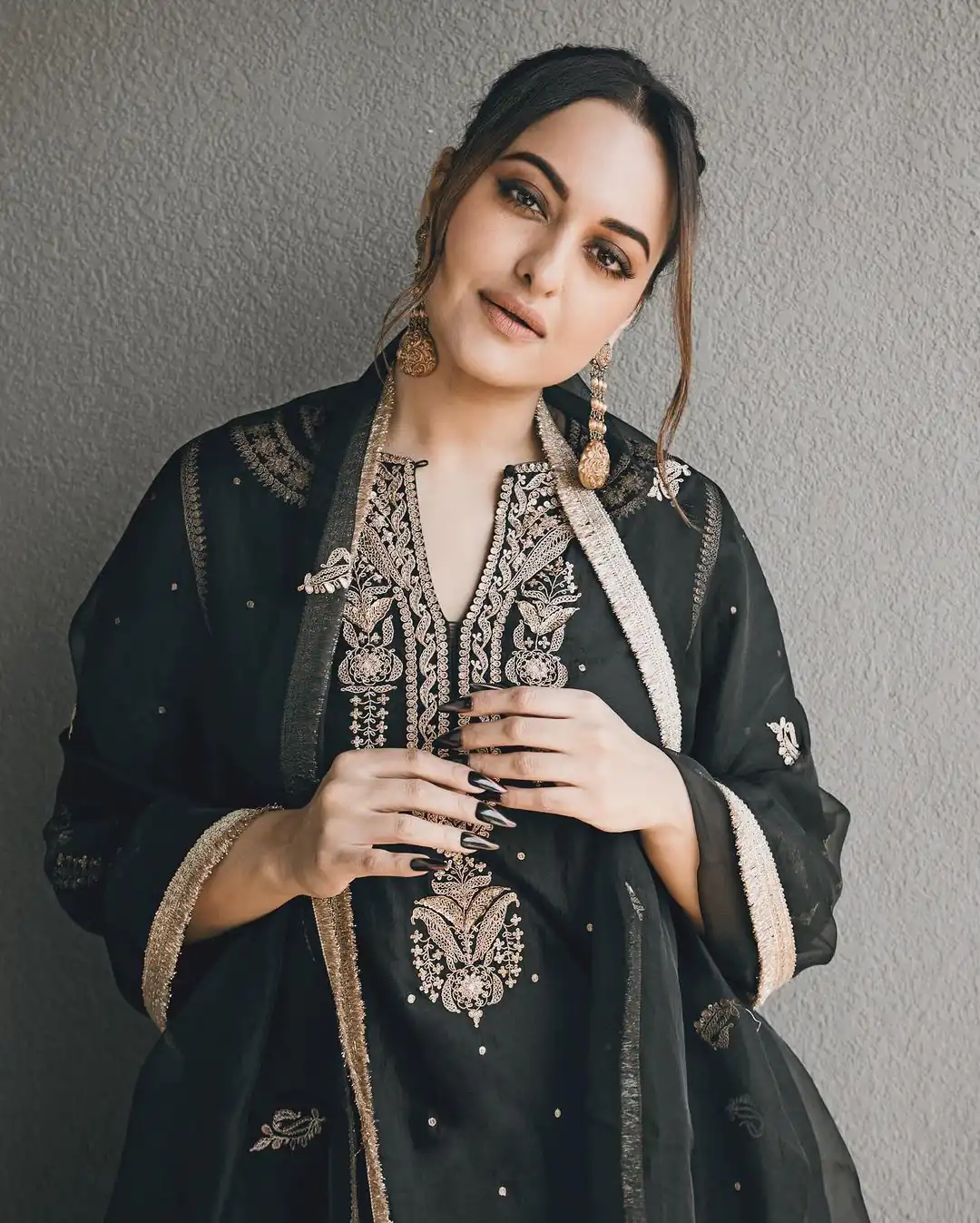 SRK 5160 Black Color Pure Chinnon Silk Embroidery Coding Dori Salwar Suit Wedding, Party, Festive, Events Expected Delivery 4-6 Working Days @ 1899/- | Jump Suits, Casual Suits, Creative suits, Designer Suits, Palazzo Suits, Party Wear Suits, Patiala Suits, Salwar suit, Straight Suits