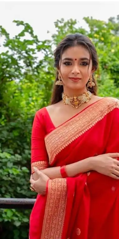 DDF Bela Red Color Soft Lichi Silk Ordinary Design Saree Casual, Party Wear, Events, Festivals Etc. Expected Delivery 4-6 Working Days 1349/- Only | Bollywood Sarees, Creative Sarees, Designer Sarees, Embroidered Sarees, Ethnic Saree, Modern Digital sarees, Party Wear Sarees, Sarees