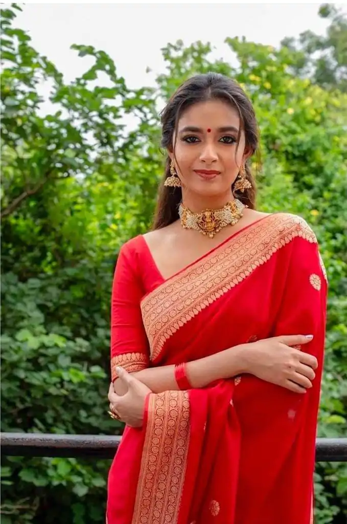 DDF Bela Red Color Soft Lichi Silk Ordinary Design Saree Casual, Party Wear, Events, Festivals Etc. Expected Delivery 4-6 Working Days 1349/- Only | Bollywood Sarees, Creative Sarees, Designer Sarees, Embroidered Sarees, Ethnic Saree, Modern Digital sarees, Party Wear Sarees, Sarees