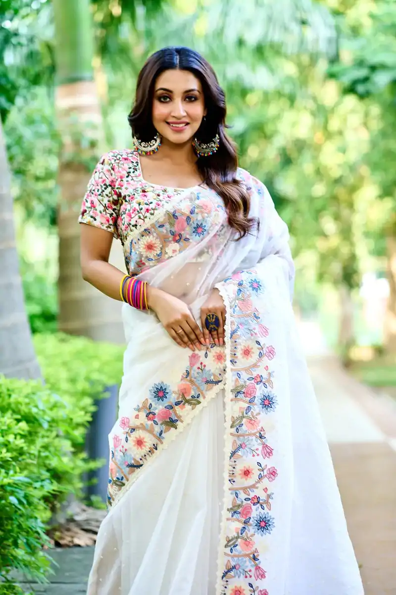 BT 3086 White Color Organza Silk Embroidery Thread Work Saree Events Casual, Wedding, Festive, Events Etc. Expected Delivery  4-6 Working Days @1999/- | Bollywood Sarees, Creative Sarees, Designer Sarees, Embroidered Sarees, Ethnic Saree, Modern Digital sarees, Party Wear Sarees, Sarees