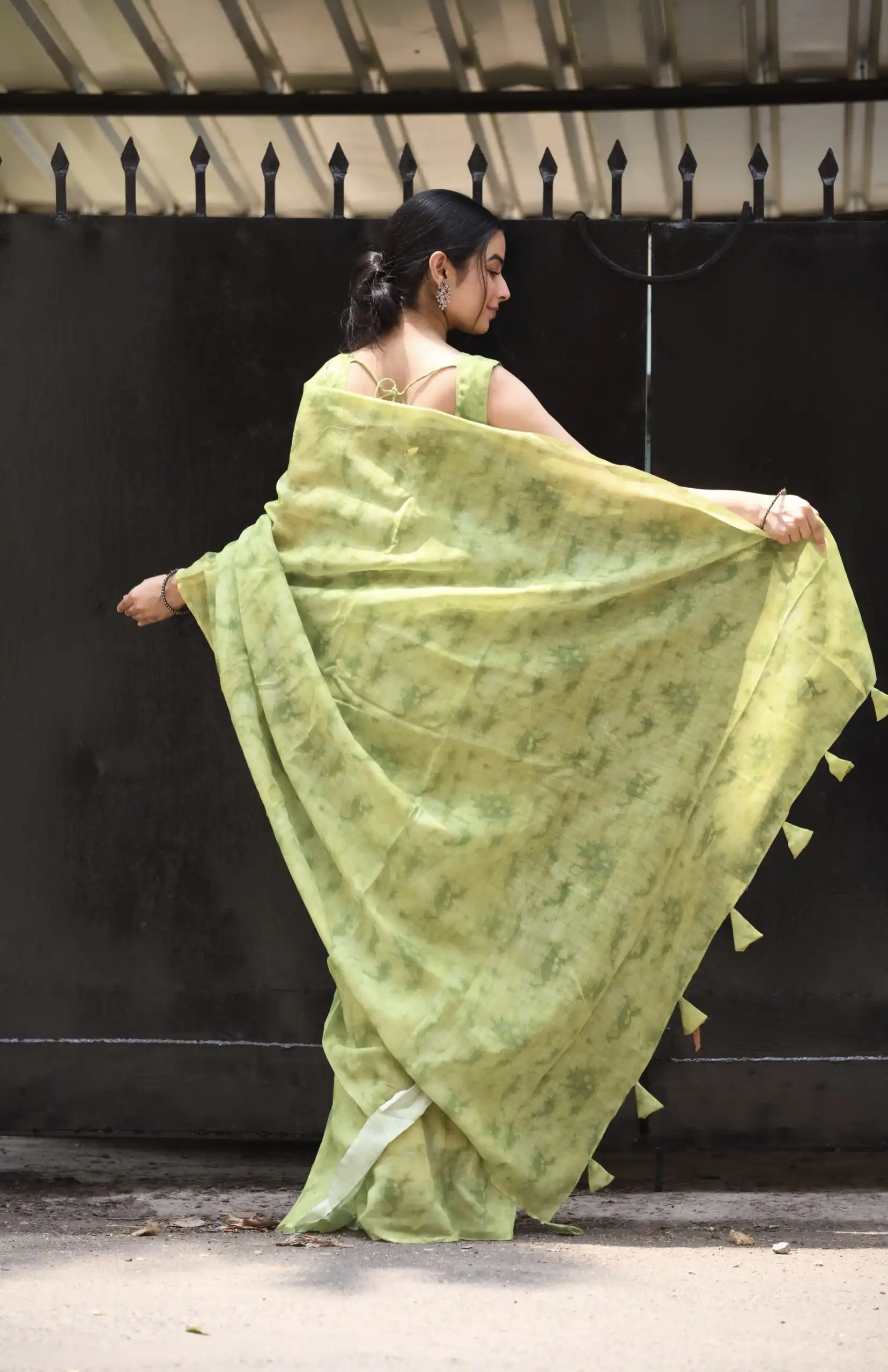 Veechis 111 Green Color Linen Beautiful Digital Printed Work Saree Casual, Party Festive, Events. Expected Delivery 4-6 Working Days @1549/- | Bollywood Sarees, Creative Sarees, Designer Sarees, Embroidered Sarees, Modern Digital sarees, Party Wear Sarees, Sarees
