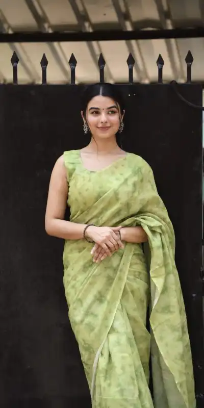 Veechis 111 Green Color Linen Beautiful Digital Printed Work Saree Casual, Party Festive, Events. Expected Delivery 4-6 Working Days @1549/- | Bollywood Sarees, Creative Sarees, Designer Sarees, Embroidered Sarees, Modern Digital sarees, Party Wear Sarees, Sarees