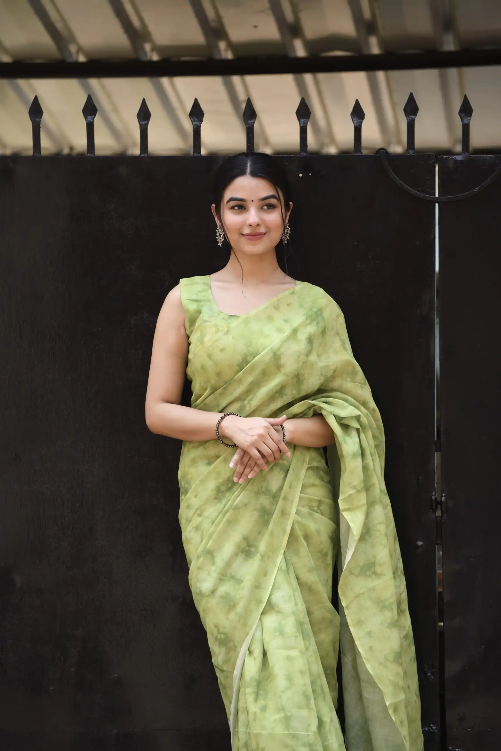 Veechis 111 Green Color Linen Beautiful Digital Printed Work Saree Casual, Party Festive, Events. Expected Delivery 4-6 Working Days @1549/- | Bollywood Sarees, Creative Sarees, Designer Sarees, Embroidered Sarees, Modern Digital sarees, Party Wear Sarees, Sarees