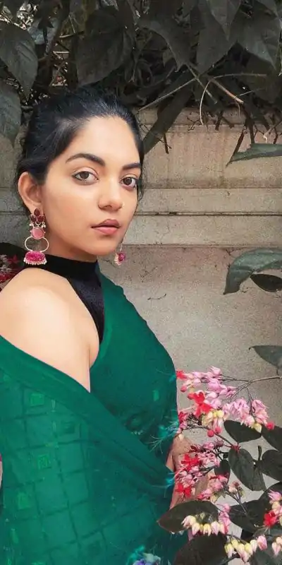 KT 201 Green Color Georgette Fancy Sequence Work Saree Casual, Party Wear, Wedding Expected Delivery 4-6 Working Days@1649/- | Bollywood Sarees, Creative Sarees, Designer Sarees, Embroidered Sarees, Party Wear Sarees, Sarees