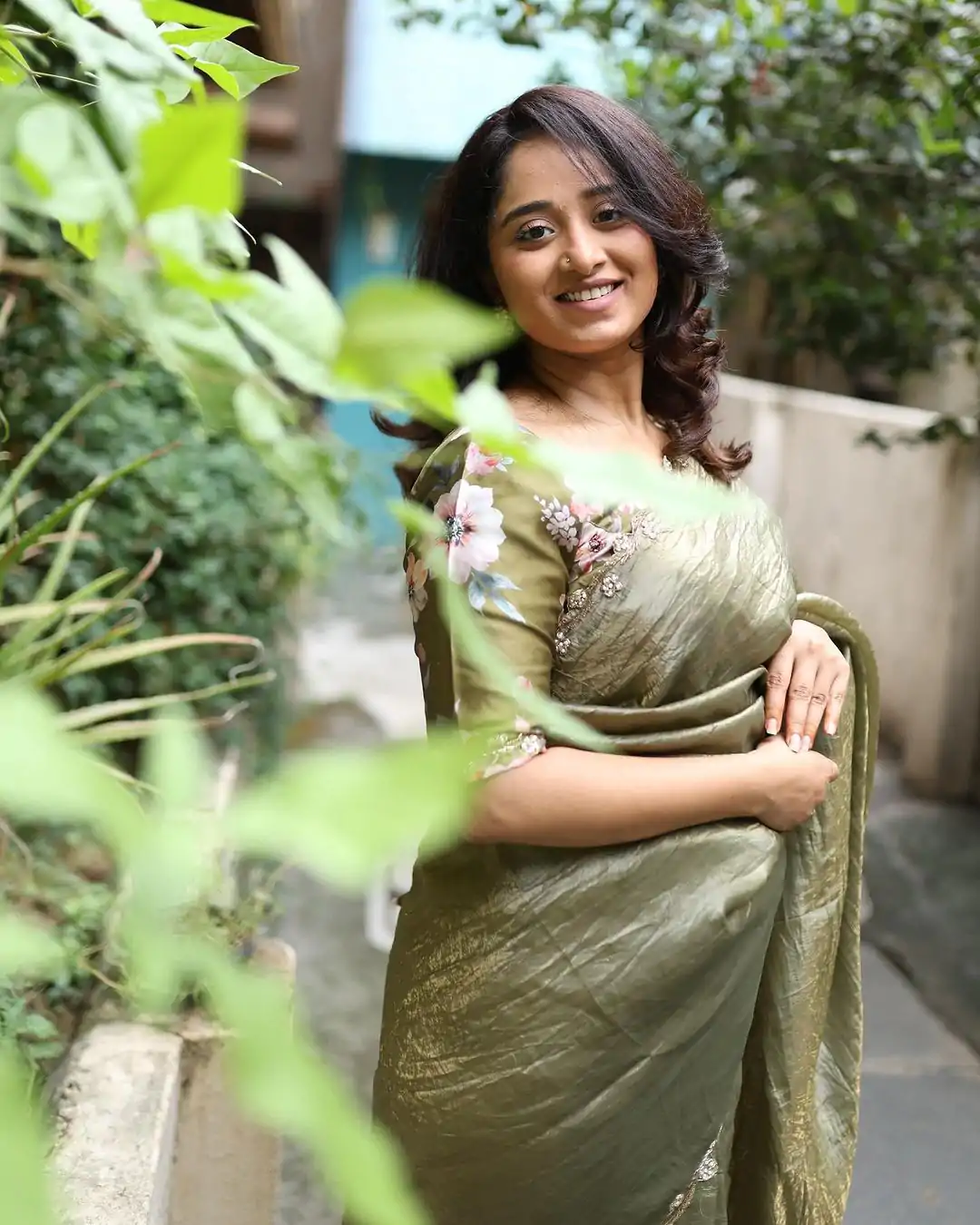 AC Gold Crush Mehendi Gold Crush with Lace Border & Lace Work Saree . Festive Deal ₹2599. Delivery 4-6 Working Days. Shop now. | Bollywood Sarees, Creative Sarees, Designer Sarees, Embroidered Sarees, Ethnic Saree, Modern Digital sarees, Party Wear Sarees, Sarees