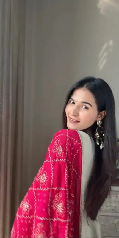 LG 2016 Off White in Chinon Lace Border & Lace Work Gown . Introductory Price ₹1849. Delivery 4-6 Working Days. Shop now. | Bollywood Gowns, Creative Gowns, Designer Gowns, Embroidered Gowns, Gowns, Party Wear Gowns