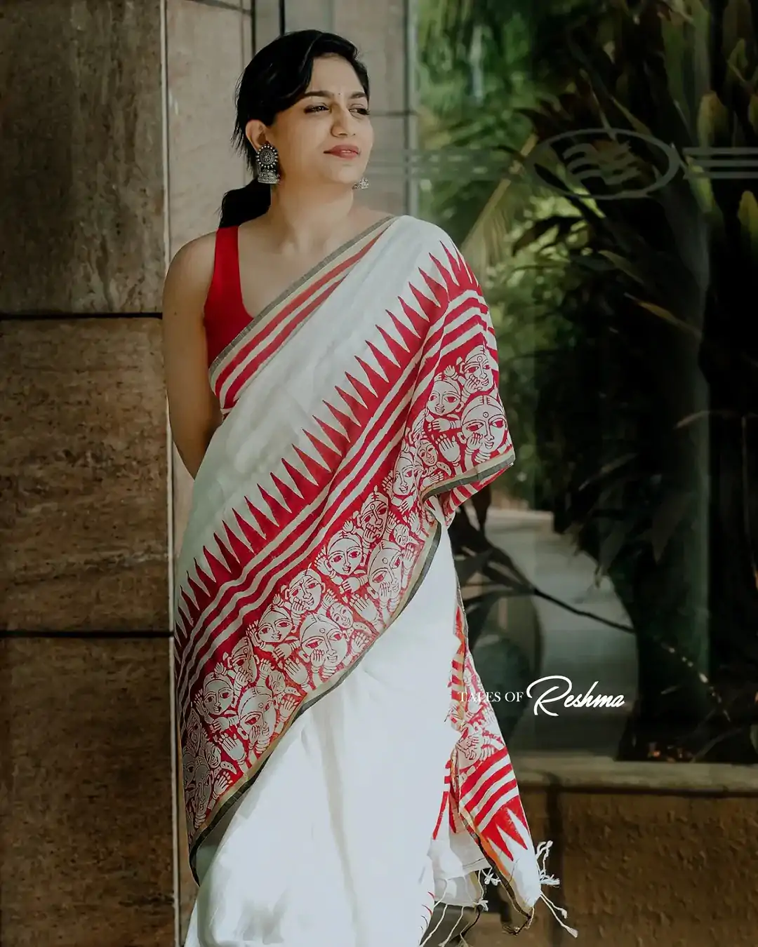 BT 433 Red Soft Cotton with Lace Work & Digital Print Saree . Exclusive Offer ₹1449. Delivery 4-6 Working Days. Shop now. | Bollywood Sarees, Creative Sarees, Designer Sarees, Embroidered Sarees, Ethnic Saree, Modern Digital sarees, Party Wear Sarees, Sarees