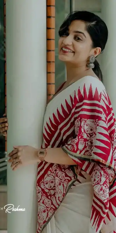 BT 433 Red Soft Cotton with Lace Work & Digital Print Saree . Exclusive Offer ₹1449. Delivery 4-6 Working Days. Shop now. | Bollywood Sarees, Creative Sarees, Designer Sarees, Embroidered Sarees, Ethnic Saree, Modern Digital sarees, Party Wear Sarees, Sarees