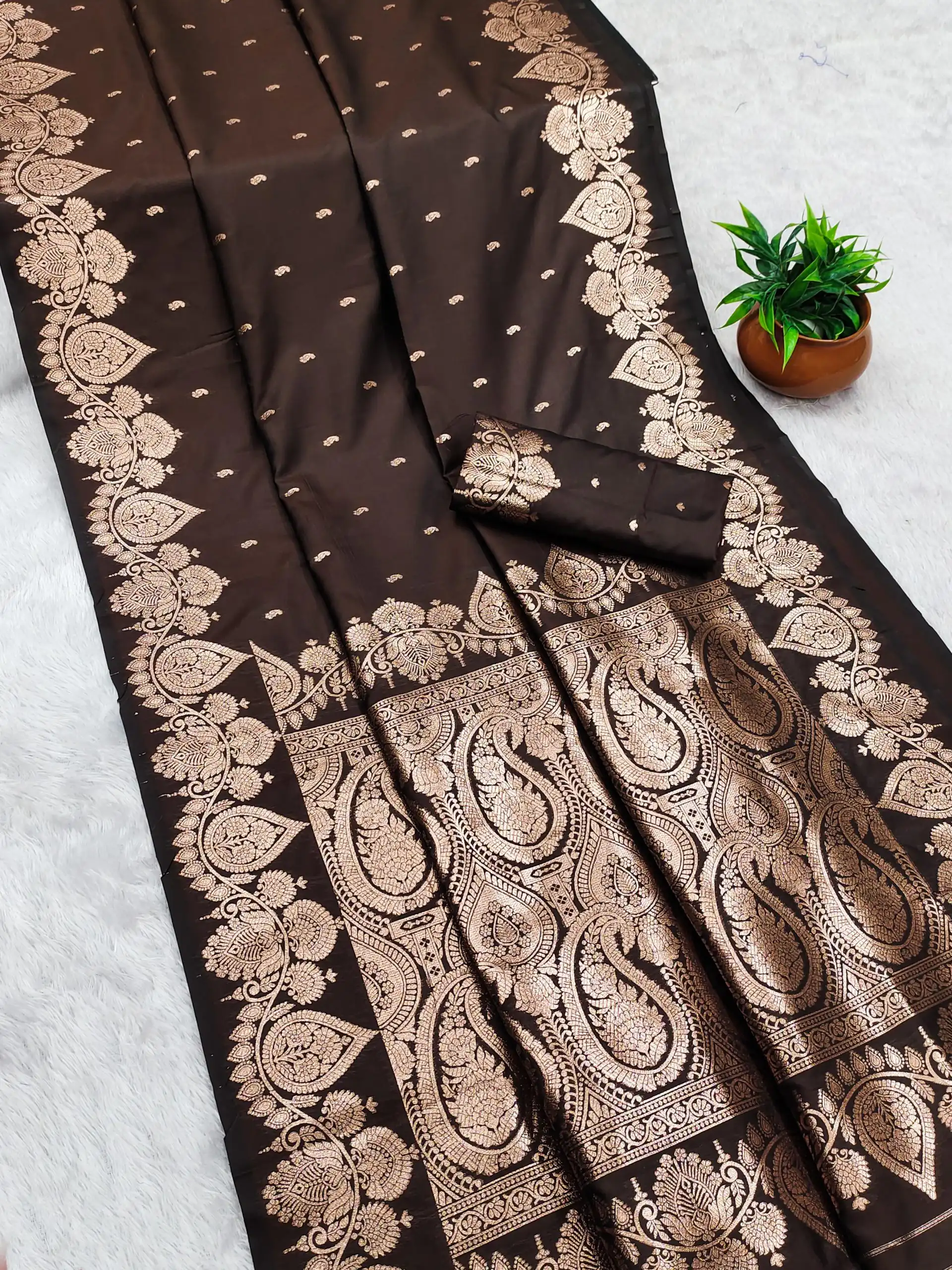 MB 142 Brown Banarasi Silk with Zari Work & Lace Work Saree . Affordable Price ₹1899. Delivery 4-6 Working Days. Shop now. | Bollywood Sarees, Creative Sarees, Designer Sarees, Embroidered Sarees, Ethnic Saree, Modern Digital sarees, Party Wear Sarees, Sarees