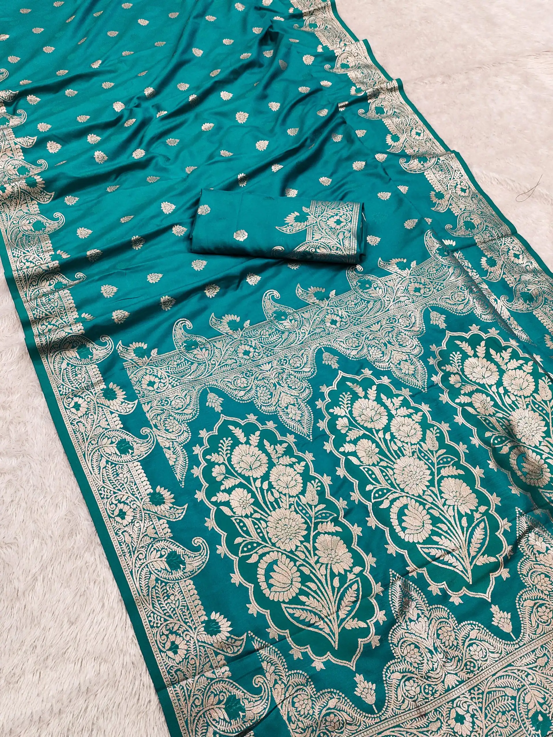 MB 43 Firozi Color Banarasi silk Saree with Lace Work & Zari Work. Wedding, Party, Festive Grab it for ₹1899. Delivery 4-6 Working Days. Shop now. | Bollywood Sarees, Creative Sarees, Designer Sarees, Embroidered Sarees, Ethnic Saree, Modern Digital sarees, Party Wear Sarees, Sarees