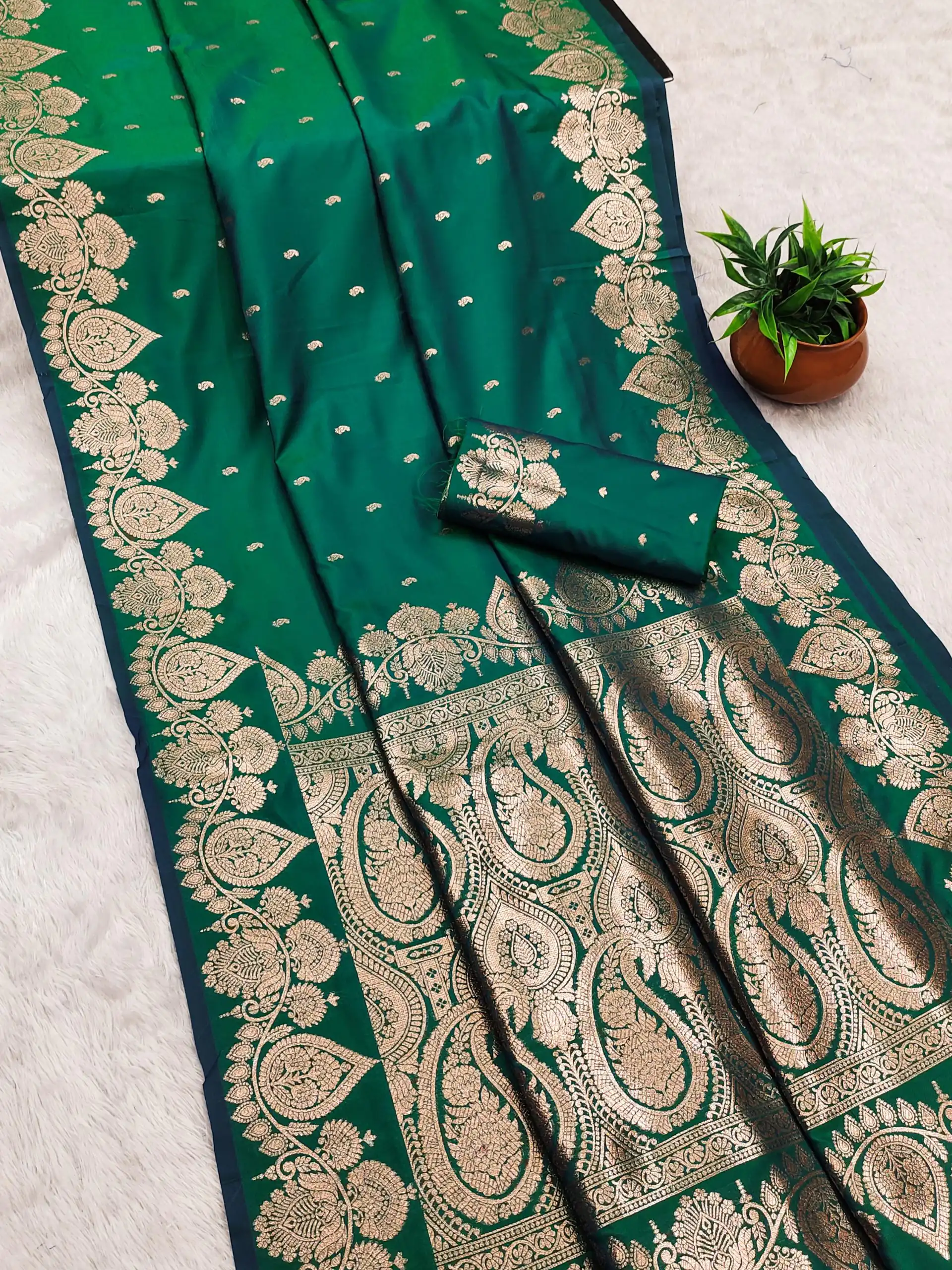 MB 142 Green Banarasi Silk with Zari Work & Lace Work Saree . Affordable Price ₹1899. Delivery 4-6 Working Days. Shop now. | Bollywood Sarees, Creative Sarees, Designer Sarees, Embroidered Sarees, Ethnic Saree, Modern Digital sarees, Party Wear Sarees, Sarees