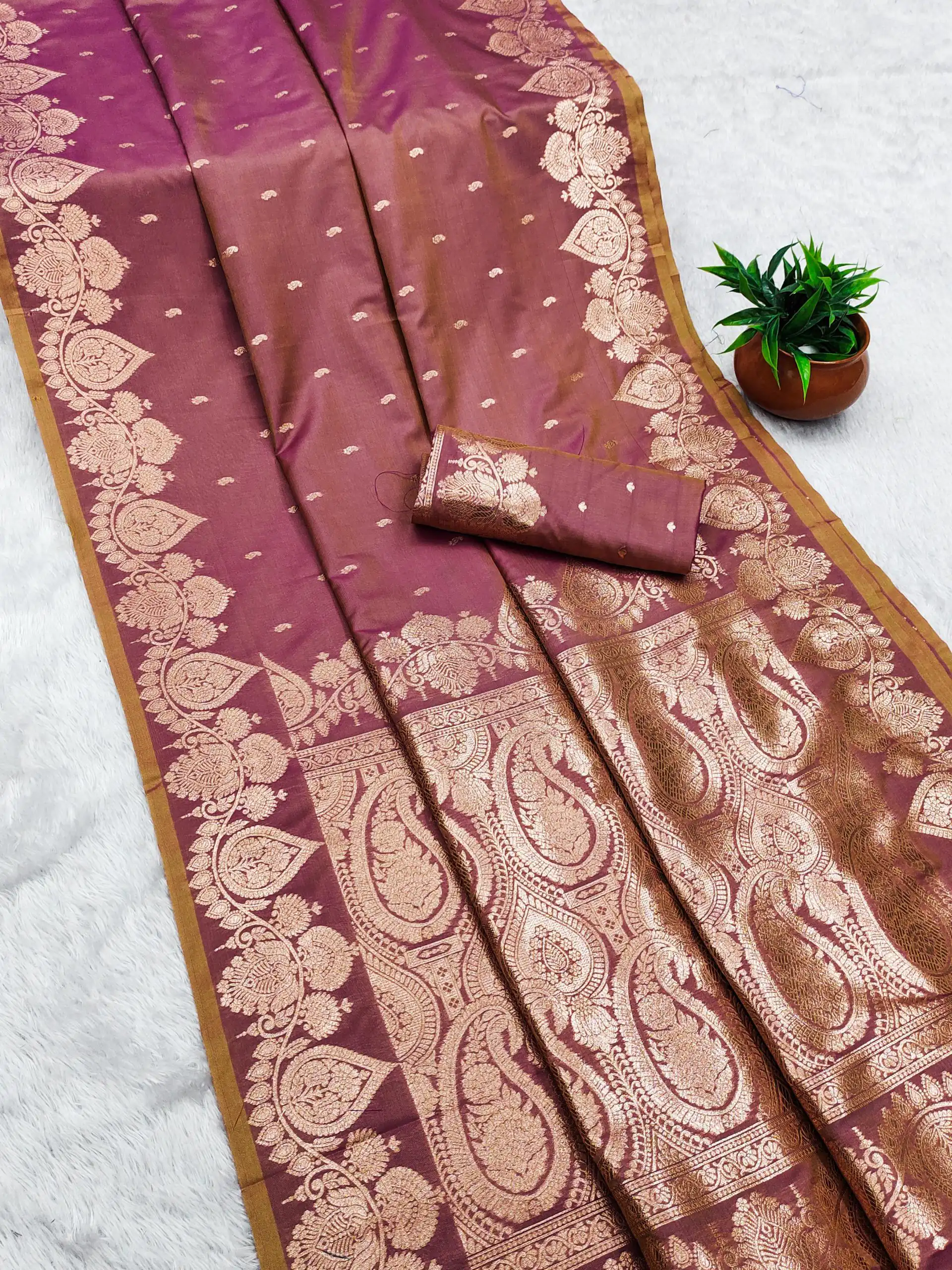 MB 142 Onion Banarasi Silk with Zari Work & Lace Work Saree . Affordable Price ₹1899. Delivery 4-6 Working Days. Shop now. | Bollywood Sarees, Creative Sarees, Designer Sarees, Embroidered Sarees, Ethnic Saree, Modern Digital sarees, Party Wear Sarees, Sarees