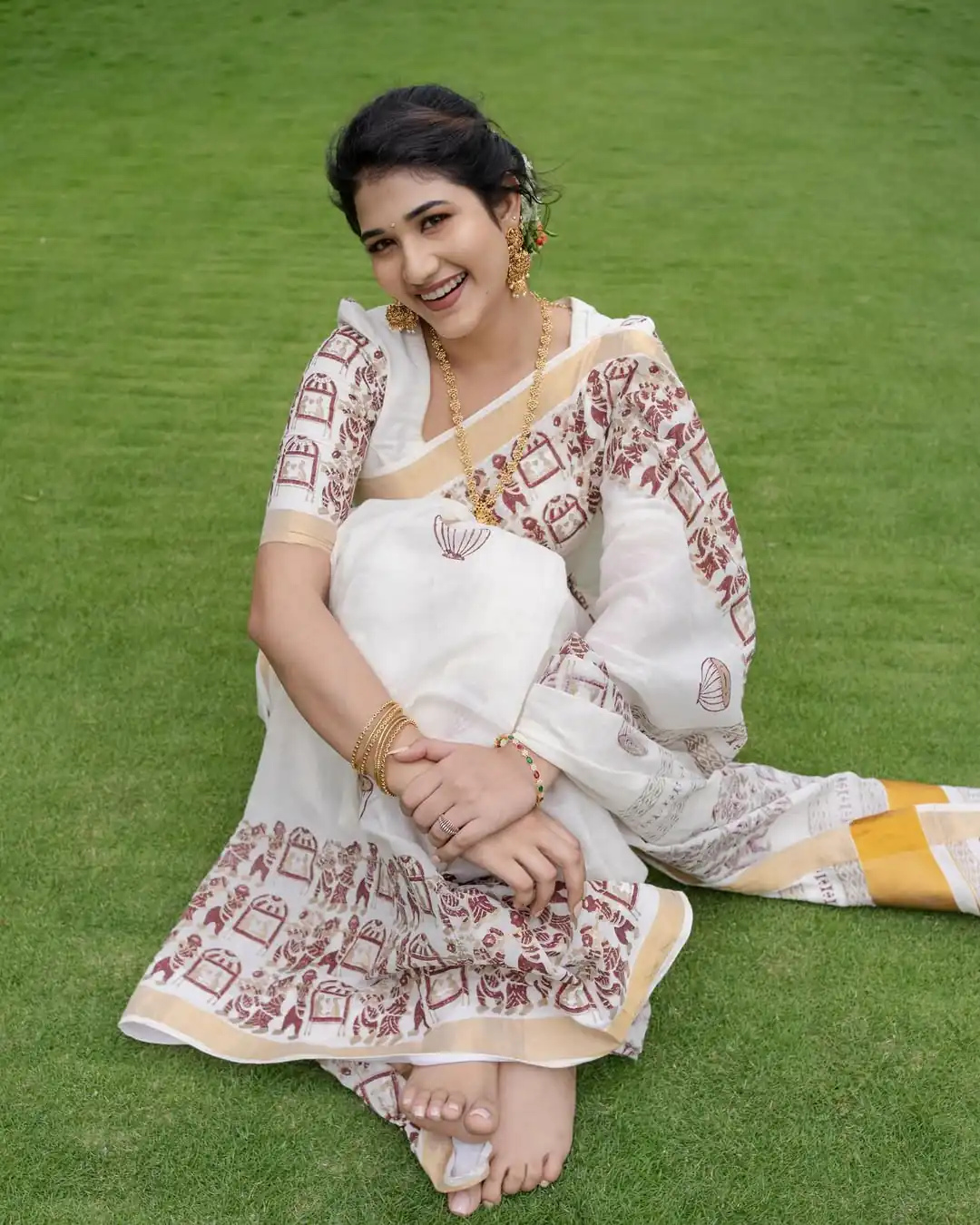 BT 428 White Soft Linen Cotton Saree with Digital Print & Lace Work. Festive Deal ₹1449. Delivery 4-6 Working Days. Shop now. | Bollywood Sarees, Creative Sarees, Designer Sarees, Embroidered Sarees, Ethnic Saree, Modern Digital sarees, Party Wear Sarees, Sarees