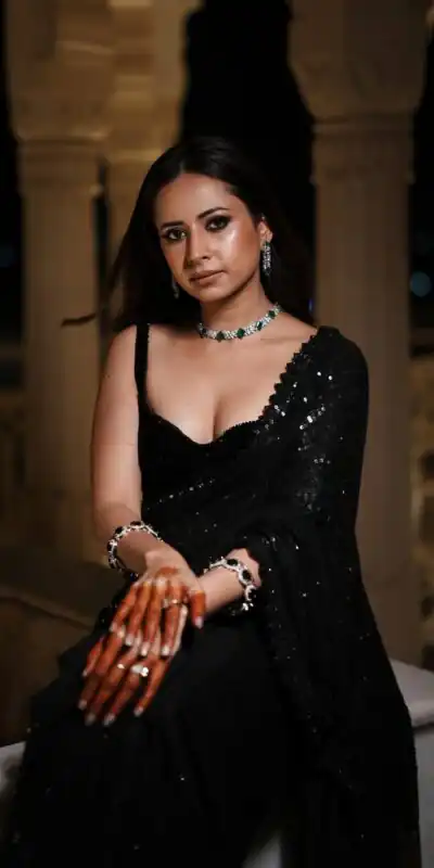 JR 636 Black Color Georgette Saree with Embroidery Work & Lace Work. Special Price ₹1899. Delivery 4-6 Working Days. Shop now. | Bollywood Sarees, Creative Sarees, Designer Sarees, Embroidered Sarees, Ethnic Saree, Modern Digital sarees, Party Wear Sarees, Sarees