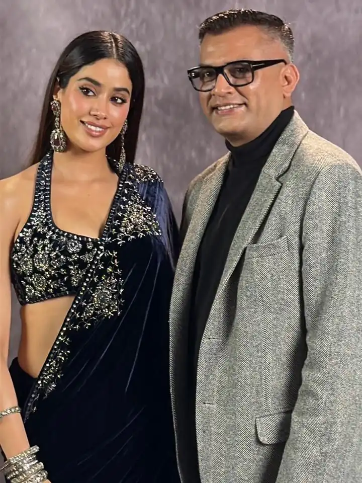 ST 491 Blue Pure 9000 Velvet Saree with Lace Work & Embroidery Work. Affordable Price ₹1999. Delivery 4-6 Working Days. Shop now. | Bollywood Sarees, Creative Sarees, Designer Sarees, Embroidered Sarees, Ethnic Saree, Modern Digital sarees, Party Wear Sarees, Sarees