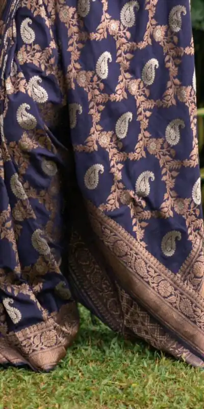 KPR 192 Blue Soft Lichi Silk Saree with Lace Border & Lace Work. Affordable Price ₹1449. Delivery 4-6 Working Days. Shop now. | Bollywood Sarees, Creative Sarees, Designer Sarees, Embroidered Sarees, Ethnic Saree, Modern Digital sarees, Party Wear Sarees, Sarees