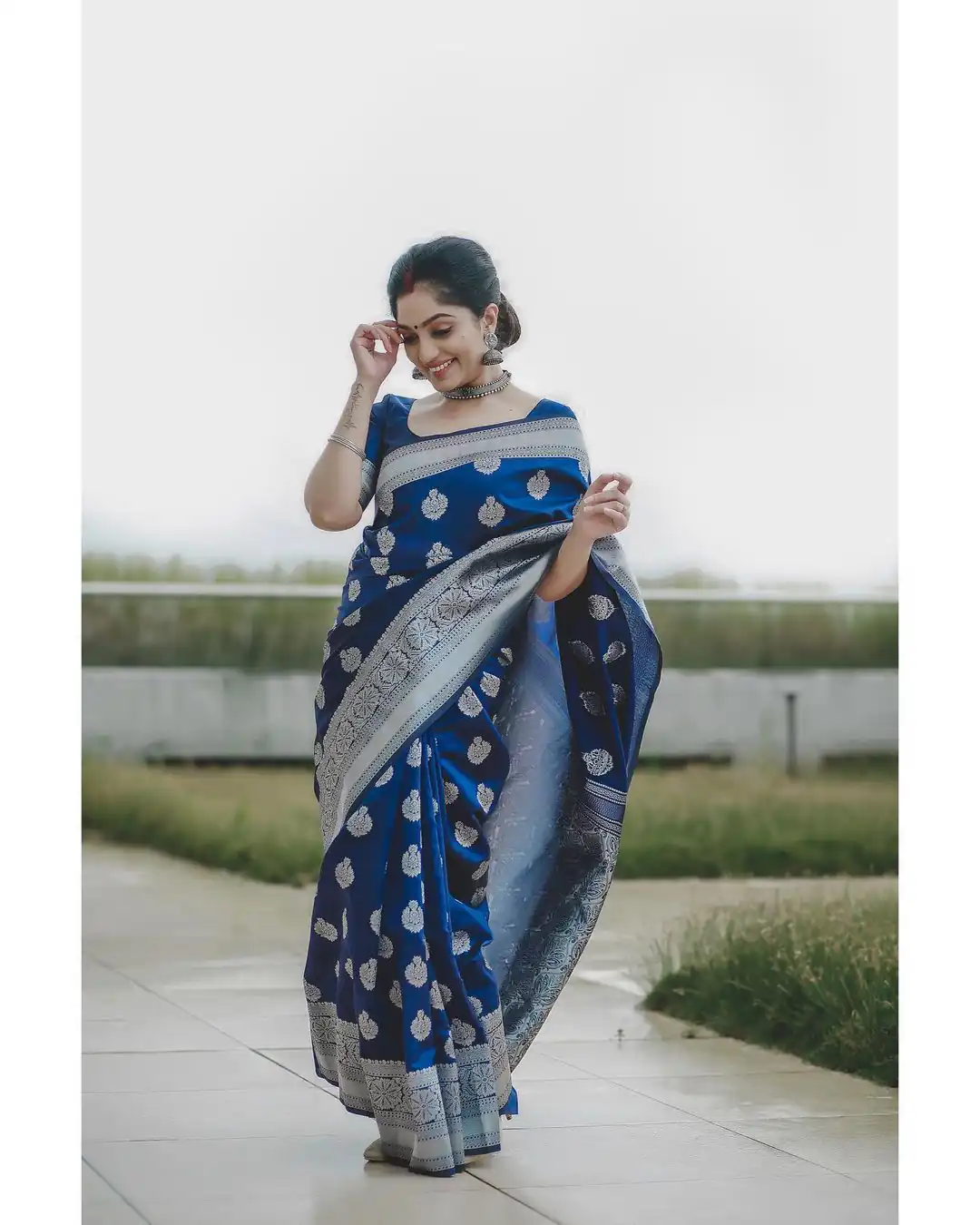 KPR 095 Navy Blue Soft Lichi Silk Saree with Lace Border & Lace Work. Affordable Price ₹1399. Delivery 4-6 Working Days. Shop now. | Bollywood Sarees, Creative Sarees, Designer Sarees, Embroidered Sarees, Ethnic Saree, Modern Digital sarees, Party Wear Sarees, Sarees