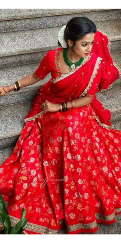 KT 165 Red Banarasi Jacquard Silk Lehenga Choli with Zari Work. Affordable Price ₹1974. Delivery 4-6 Working Days. Shop now. | Bollywood Lehenga, Creative Lehenga, Designer Lehenga, Embroidered Lehenga, Lehenga, Party Wear Lehenga