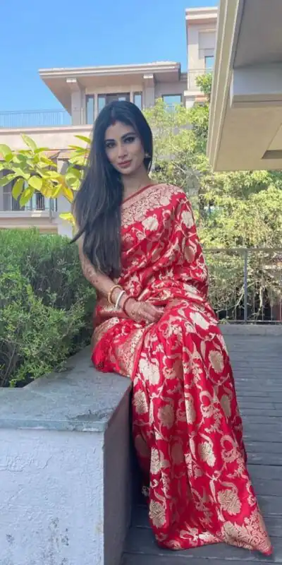 KPR 115 Red Color Soft Lichi Silk Saree with Lace Border & Lace Work. Best Price ₹1399. Delivery 4-6 Working Days. Shop now. | Bollywood Sarees, Creative Sarees, Designer Sarees, Embroidered Sarees, Ethnic Saree, Modern Digital sarees, Party Wear Sarees, Sarees