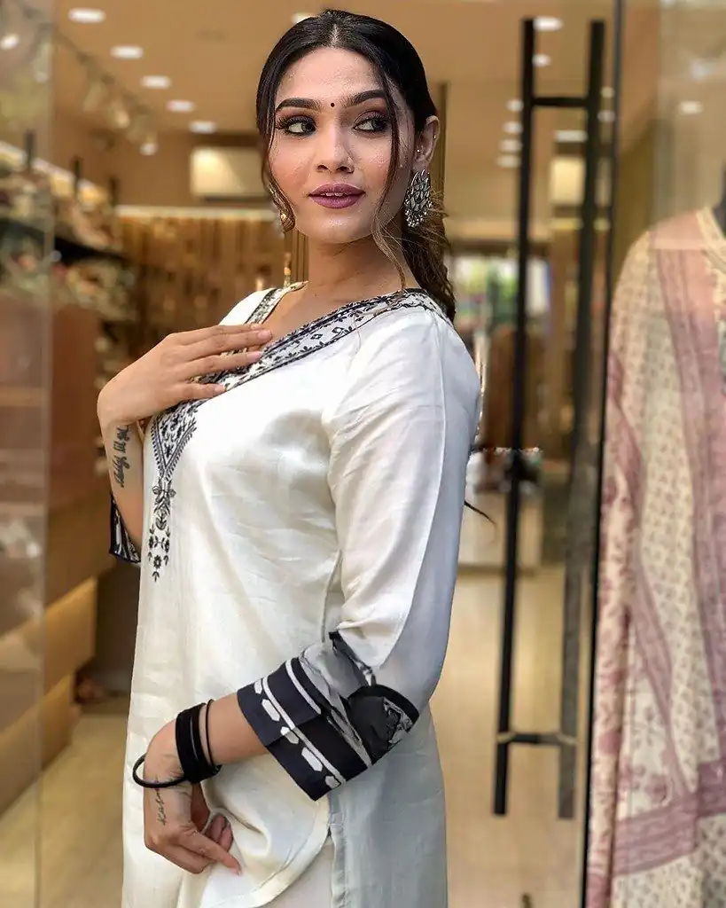 Darling White Maslin Digital Printed Salwar Suit - Image 6