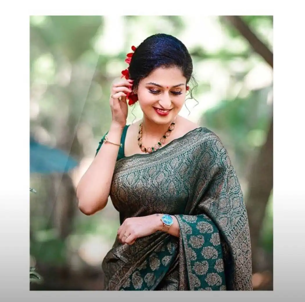 Green Lichi Silk Jacquard Lace Saree - Image 3