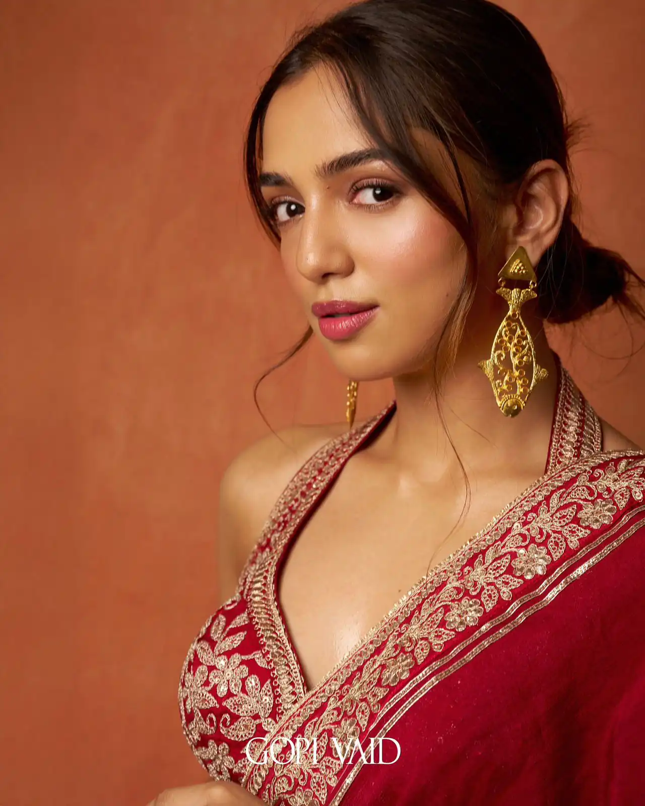 NC 5531 Red Soft Rangoli Silk Saree with Embroidery Work & Lace Work. Special Price ₹1949. Delivery 4-6 Working Days. Shop now. | Bollywood Sarees, Creative Sarees, Designer Sarees, Embroidered Sarees, Ethnic Saree, Modern Digital sarees, Party Wear Sarees, Sarees