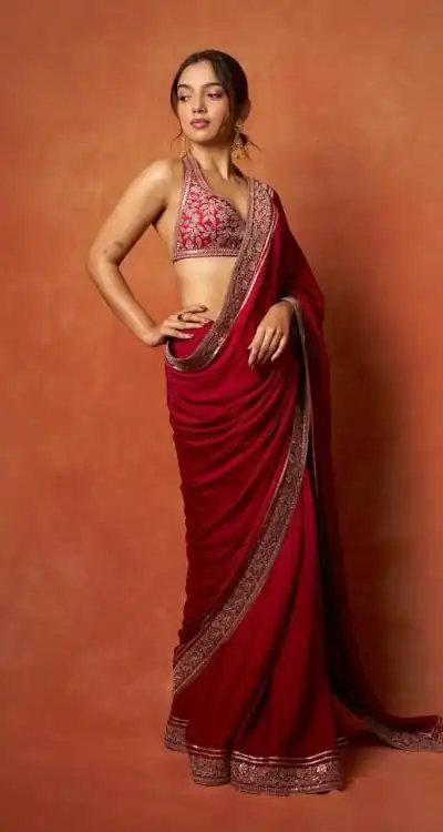 NC 5531 Red Soft Rangoli Silk Saree with Embroidery Work & Lace Work. Special Price ₹1949. Delivery 4-6 Working Days. Shop now. | Bollywood Sarees, Creative Sarees, Designer Sarees, Embroidered Sarees, Ethnic Saree, Modern Digital sarees, Party Wear Sarees, Sarees