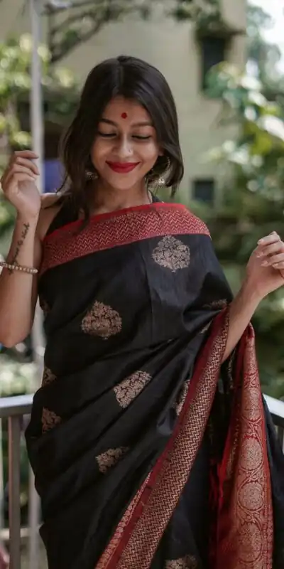 KPR 282 Black Soft Lichi Silk Saree Perfect for Wedding, Party, Reception, Diwali, Ethnic Day – . Affordable Price ₹1449. Delivery 4-6 Working Days. | Bollywood Sarees, Creative Sarees, Designer Sarees, Embroidered Sarees, Ethnic Saree, Modern Digital sarees, Party Wear Sarees, Sarees