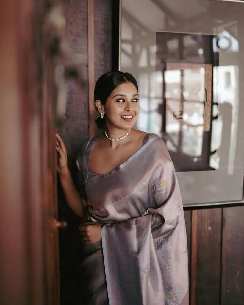 Graceful Grey Soft Lichi Silk Jacquard Work Saree - Image 5