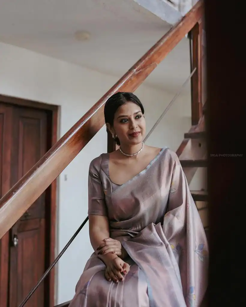 KPR 146 Grey in Soft Lichi Silk Jacquard Work Designer Work Saree . Exclusive Offer ₹1399. Delivery 4-6 Working Days. Shop now. | Bollywood Sarees, Creative Sarees, Designer Sarees, Embroidered Sarees, Ethnic Saree, Modern Digital sarees, Party Wear Sarees, Sarees