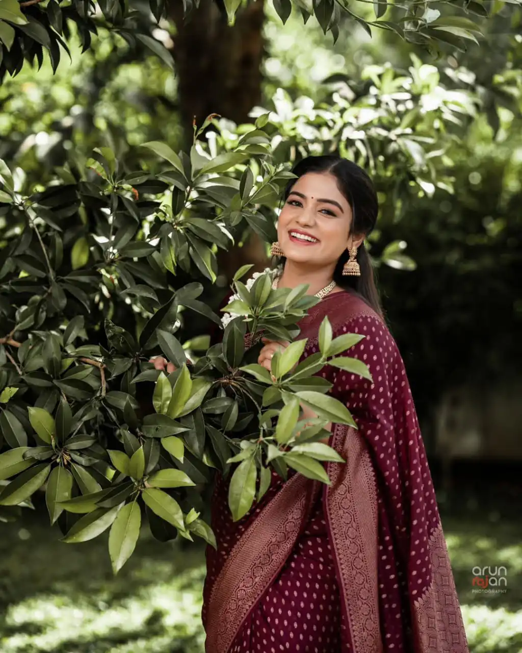 Shiny Maroon Soft Lichi Silk Lace Work Saree - Image 8