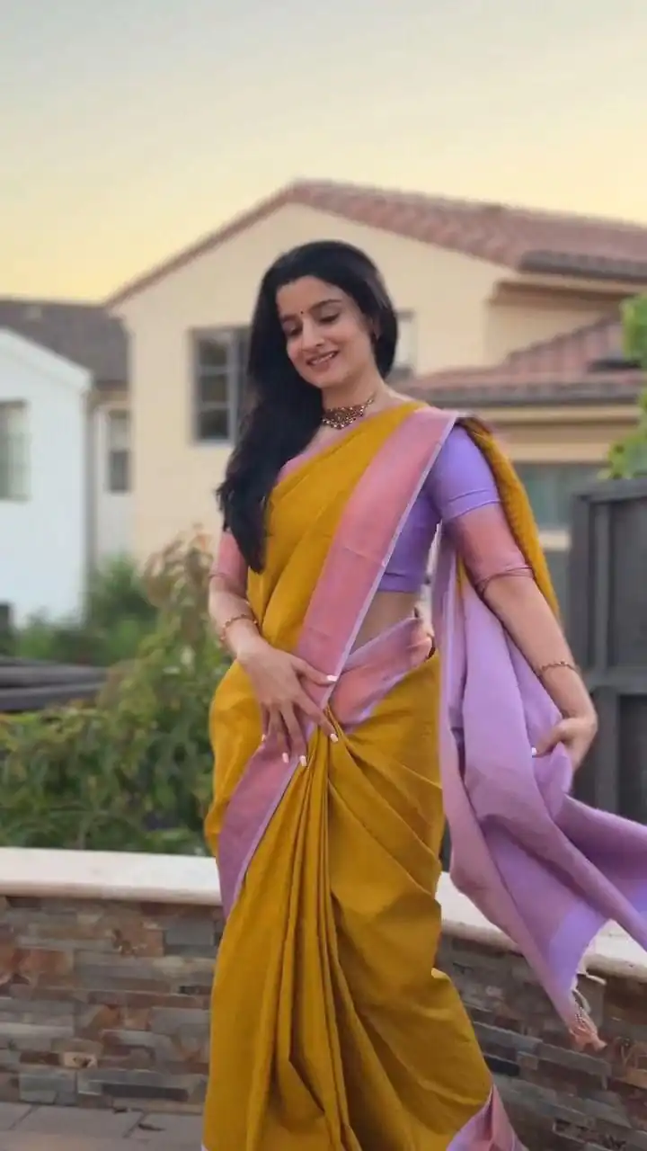 Shiny Mustered Lichi Silk Jacquard Work Saree - Image 5
