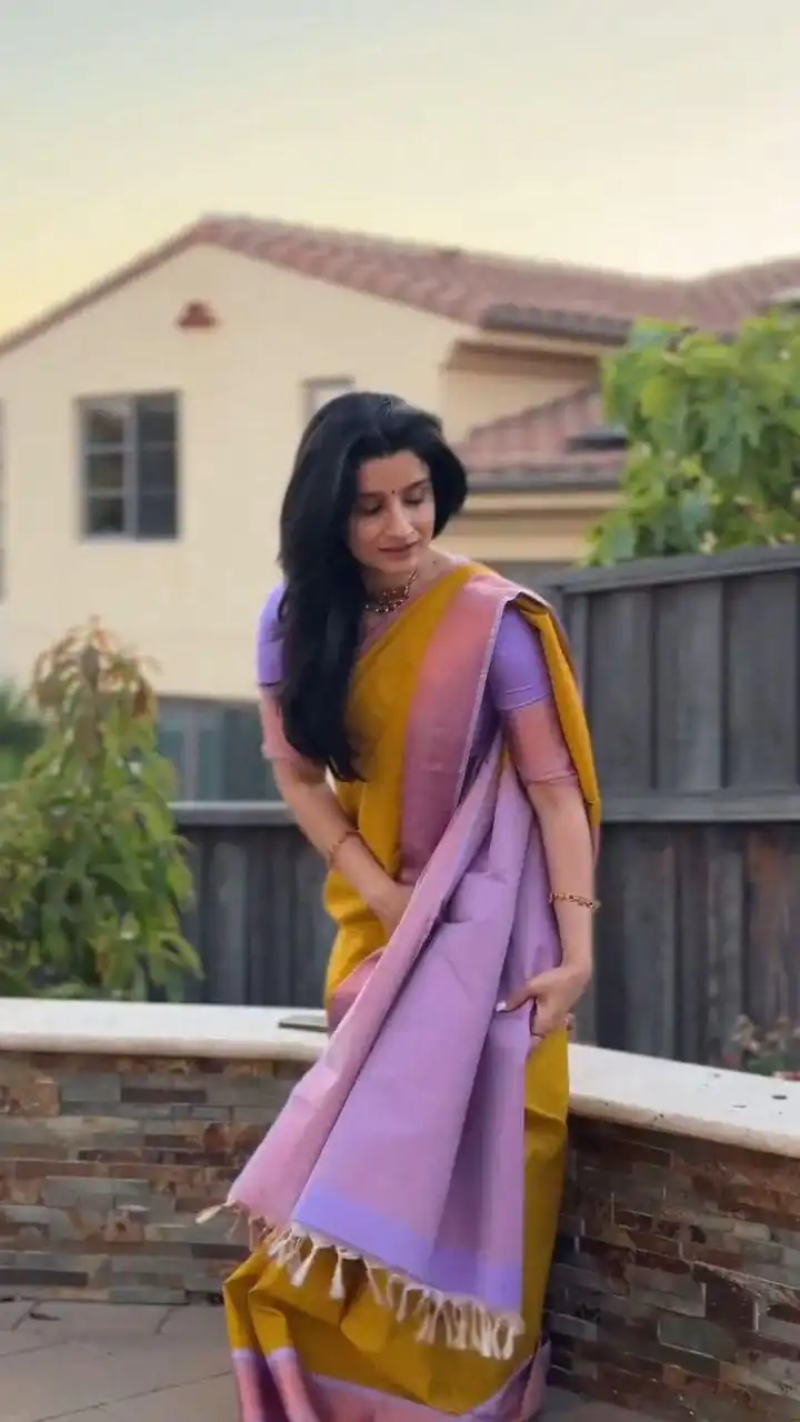 Shiny Mustered Lichi Silk Jacquard Work Saree - Image 4