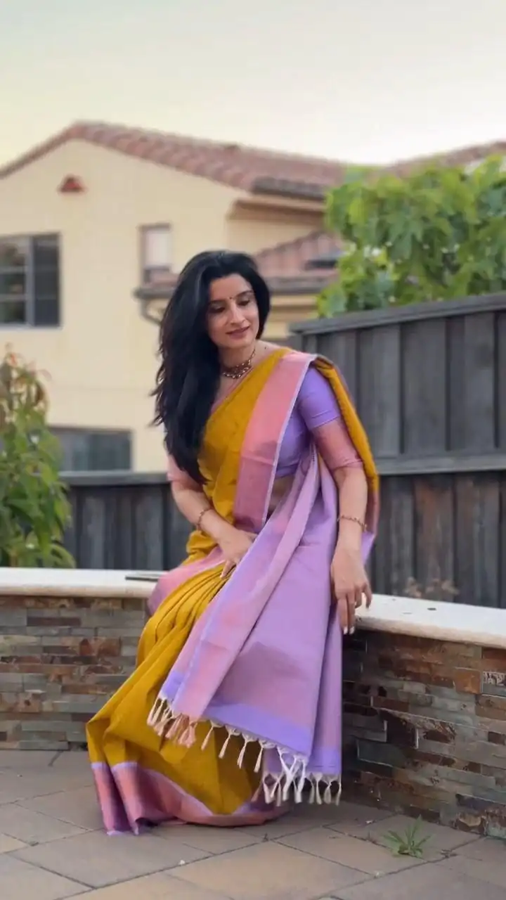 Shiny Mustered Lichi Silk Jacquard Work Saree - Image 3
