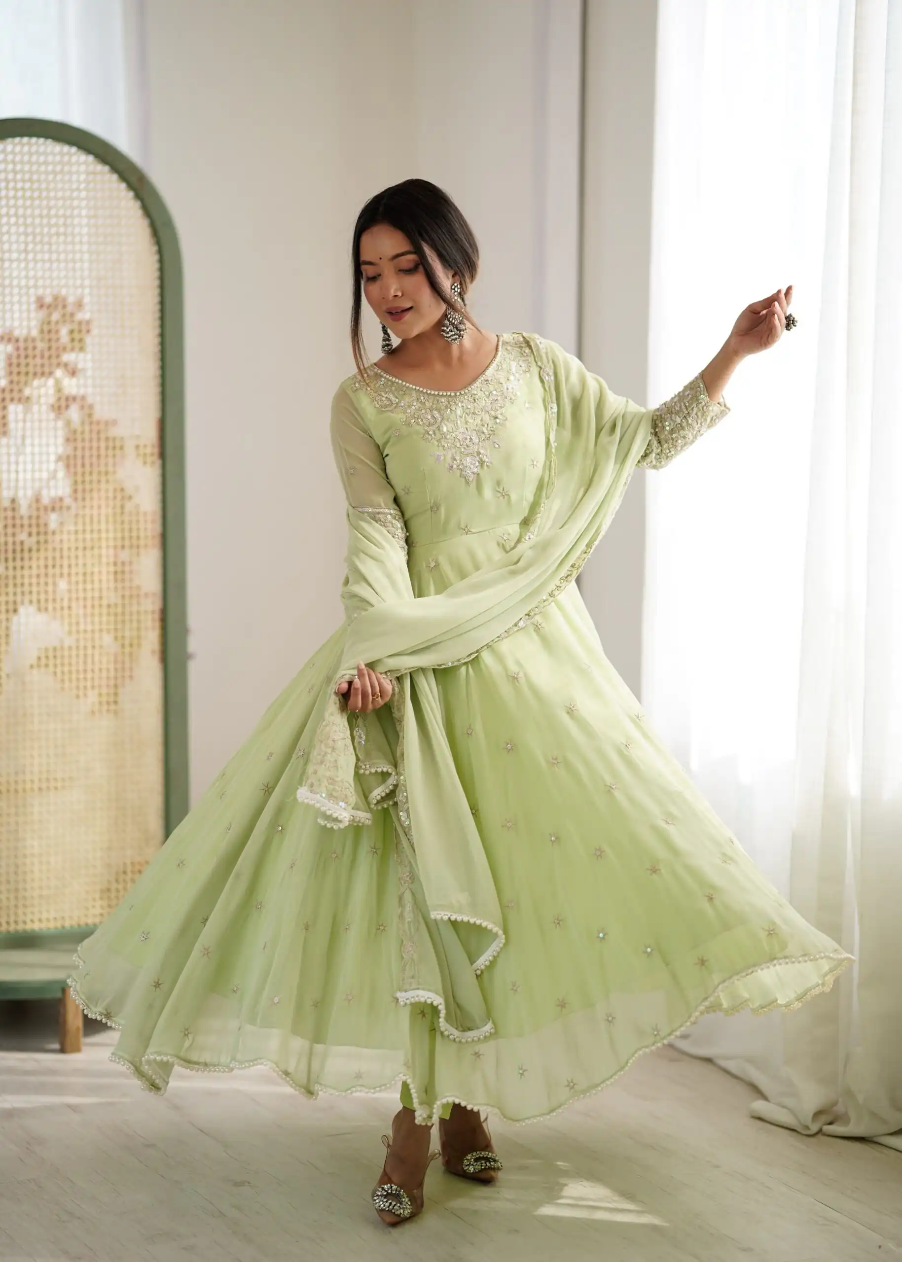 Super Pista Blooming Faux Embroidery Work Gown