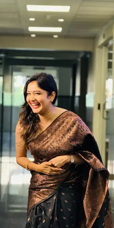 KP 6048 Black Color Yellow Soft Lichi Silk Saree with Jacquard Work. Best Price ₹1299. Delivery 4-6 Working Days. Shop now. | Bollywood Sarees, Creative Sarees, Designer Sarees, Embroidered Sarees, Ethnic Saree, Modern Digital sarees, Party Wear Sarees, Sarees