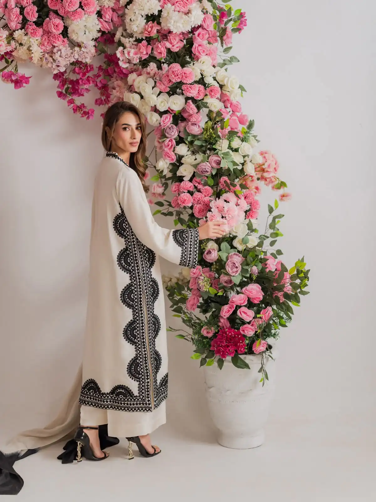 Fantastic White Biscuit Slab Thread Work Salwar Suit - Image 9