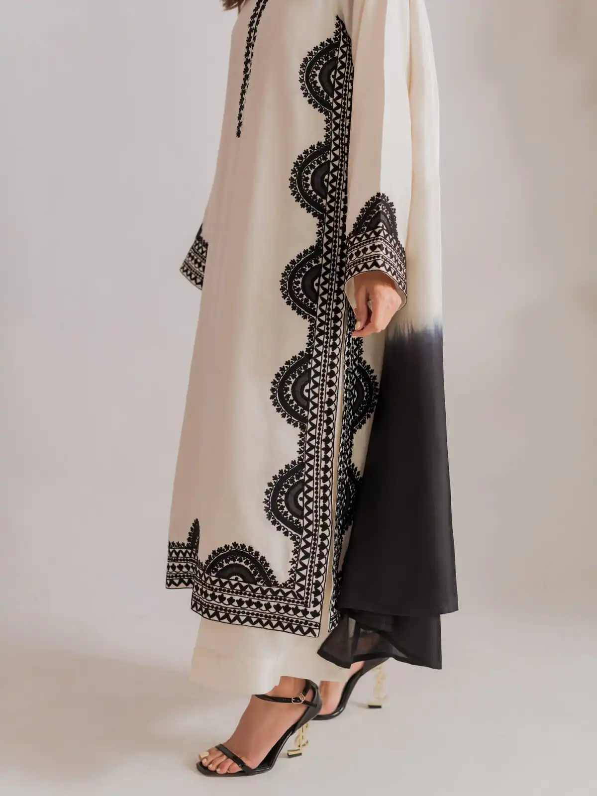 Fantastic White Biscuit Slab Thread Work Salwar Suit - Image 8