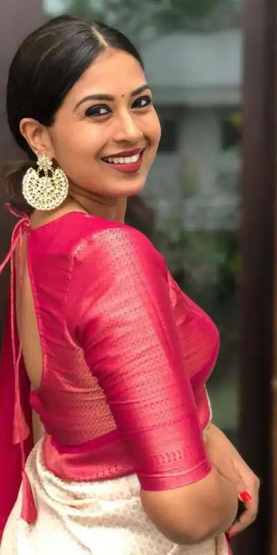 Alternative view of Shiny Off White Lichi Silk Jacquard Border Work Saree