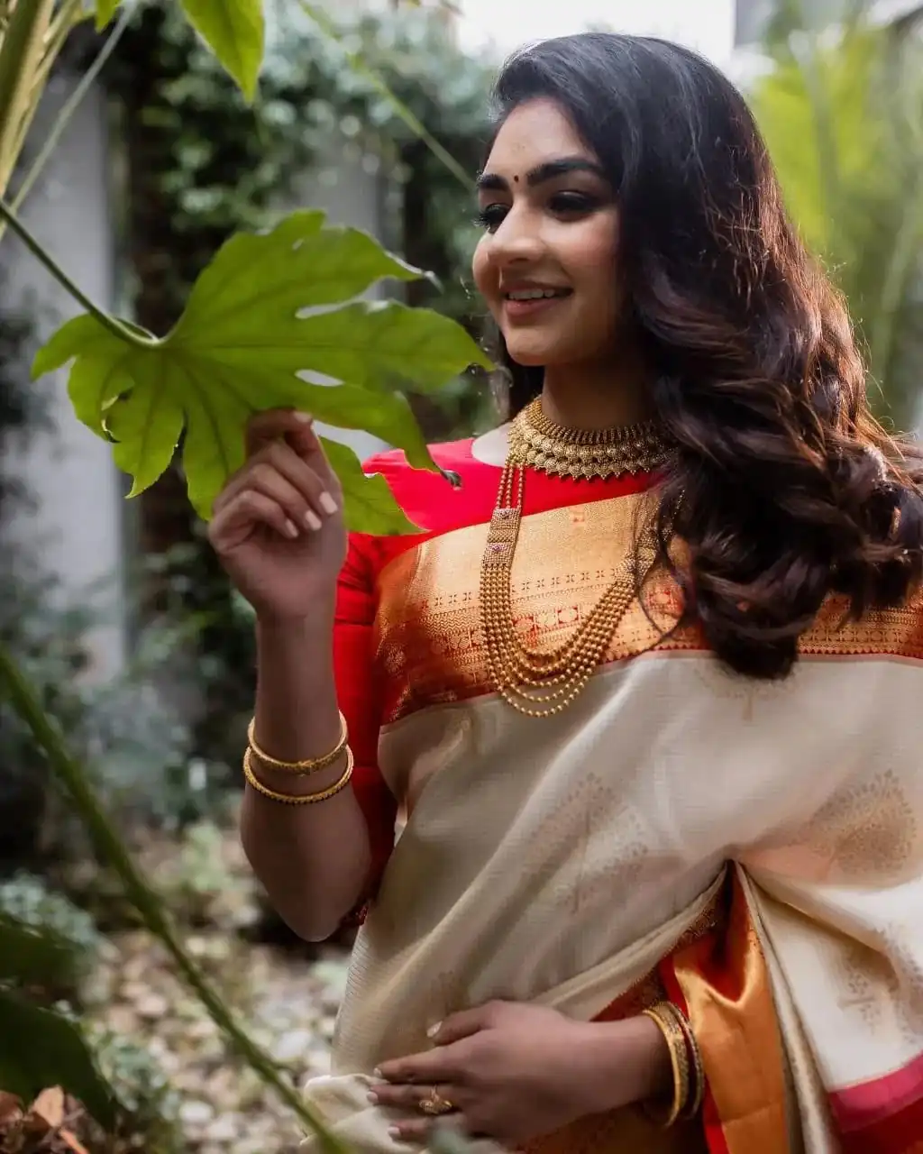 Solid Cream Soft Lichi Silk Lace Work Saree - Image 4