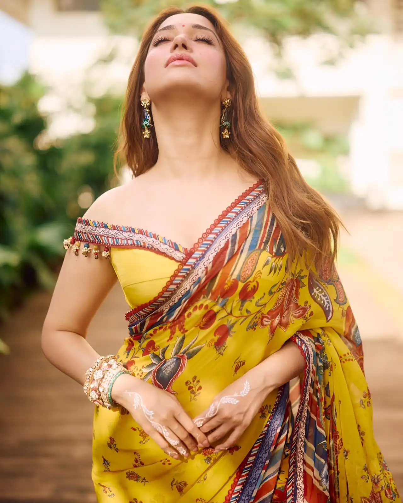 Pretty Yellow Fox Georgette Print With Fancy Lace Work Saree - Image 2