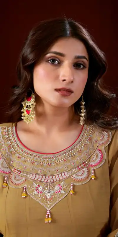 Alternative view of Super Chiku Mul Slub Thread Work Salwar Suit