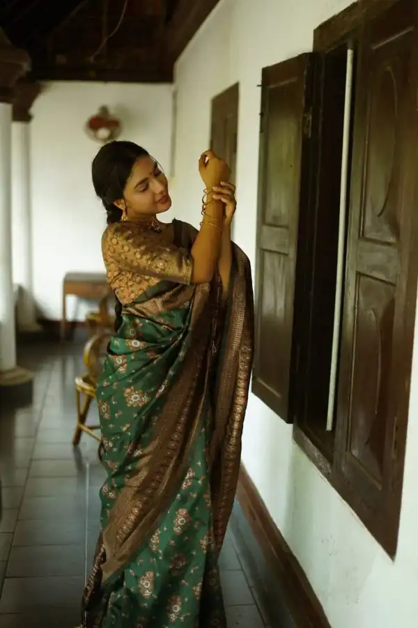 Cute Green Color Soft Lichi Silk Ordinary Design Work Pallu Saree