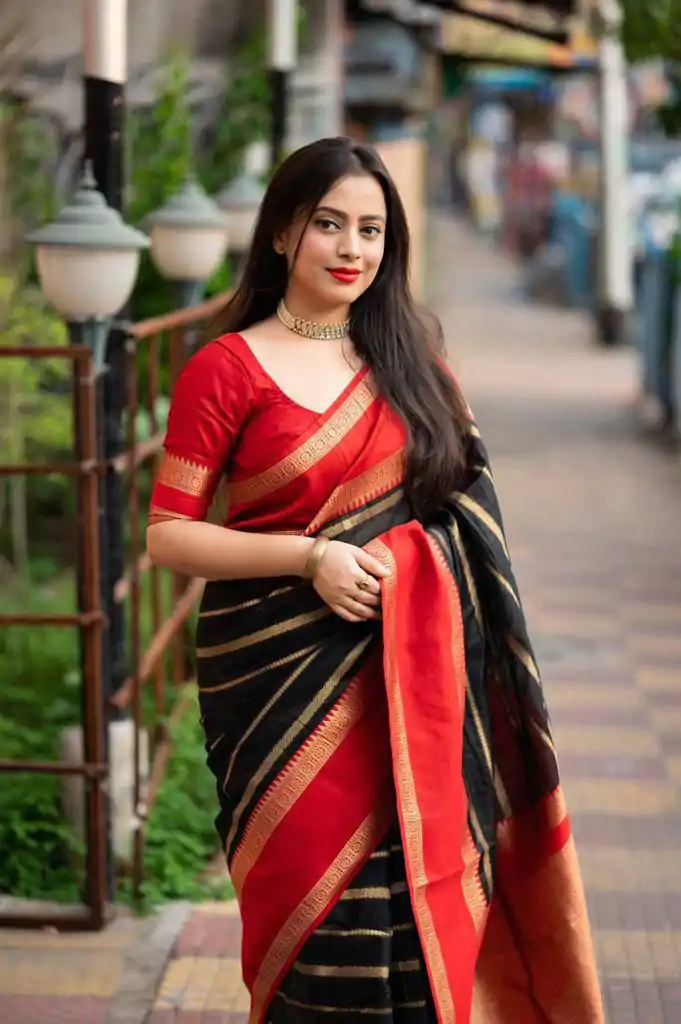 Mesmerizing Red Color Soft Lichi Silk Jacquard Rich Pallu Saree - Image 3