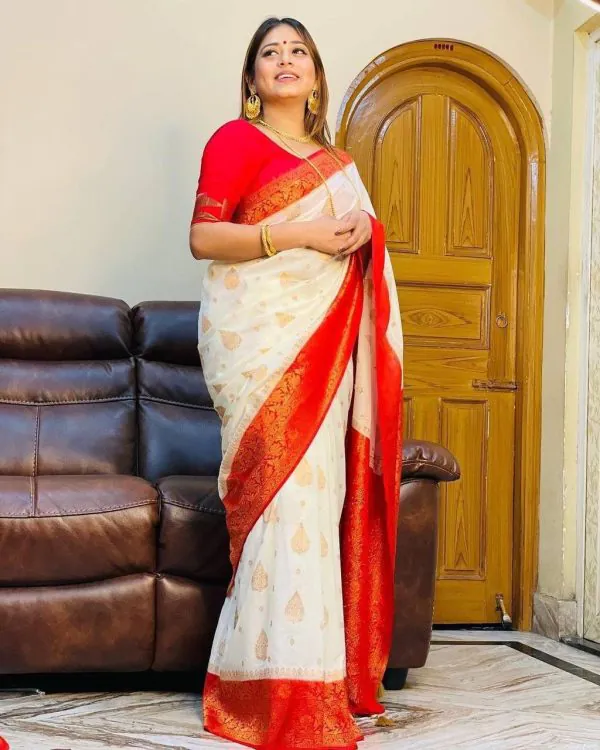 Specially White Color Soft Lichi Silk Ordinary Design Pallu Saree