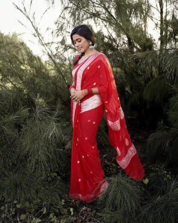 Aglow Red Color Soft Lichi Silk Ordinary Design Rich Pallu Saree